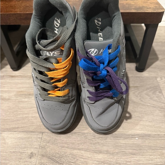 Heelys Gray Sneakers with Orange and Blue Laces roller blade - Picture 4 of 7